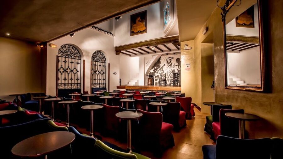 Seville: Flamenco Show at Tablao Los Gallos - Before the lights go down in Santa Cruz