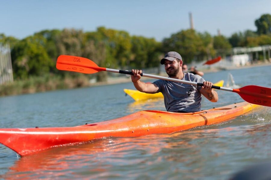 Seville:Guadalquivir River Kayak Tour - Breaks, photos, and the pace of the outing