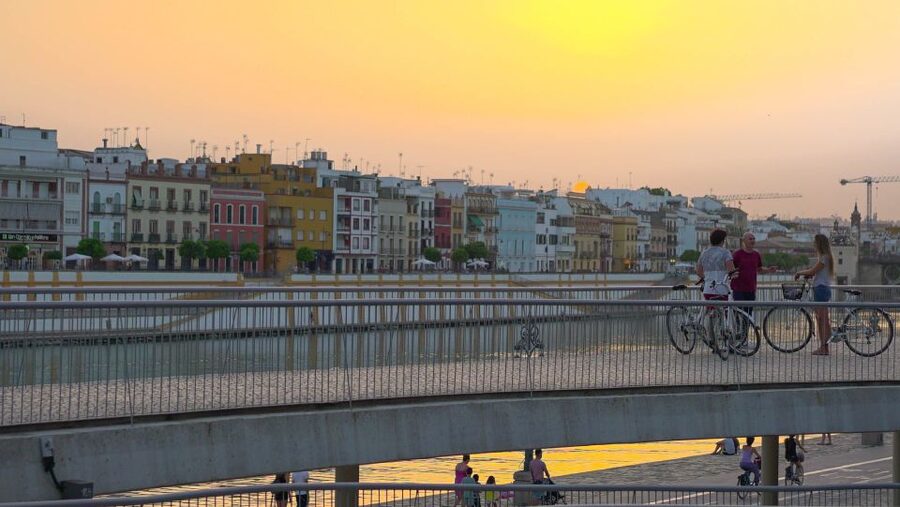 Seville: Guided Sunset Bike Tour - Barrio de Santa Cruz and the quieter turns