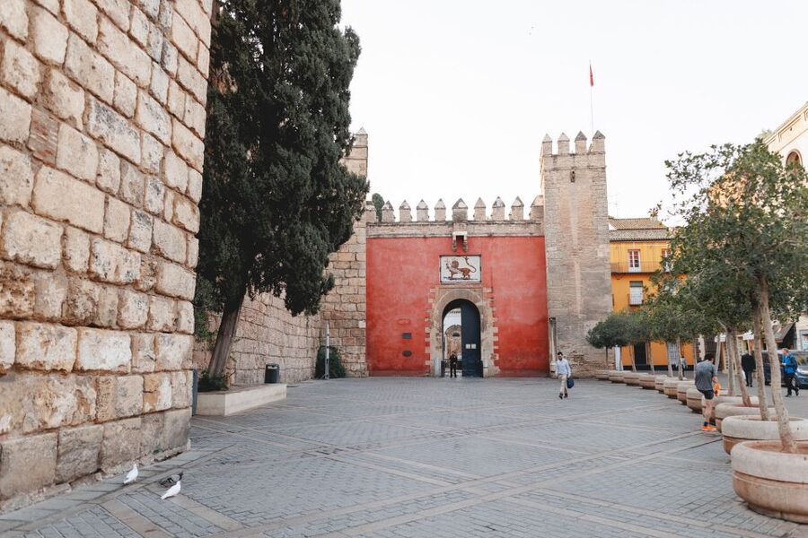 Seville: Guided Walking Tour with Alcazar & Cathedral Access - Why the early Alcazar visit matters