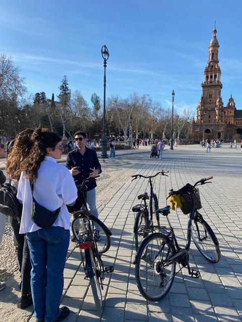 Seville: Highlights Bike Tour - The Alcázar and Cathedral from the saddle