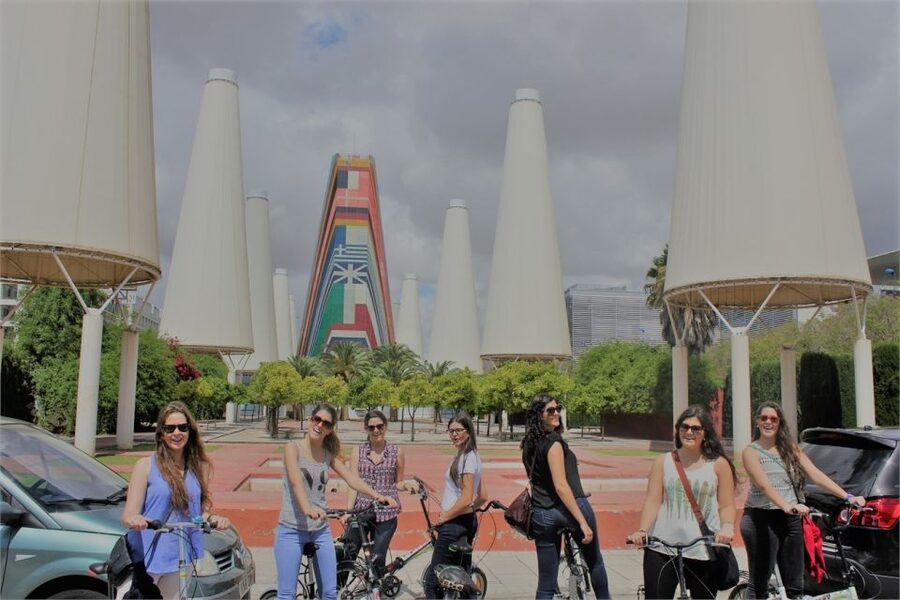 Seville: Highlights Bike Tour with Local Guide - The old center: Plaza del Triunfo, Alcázar, and the cathedral