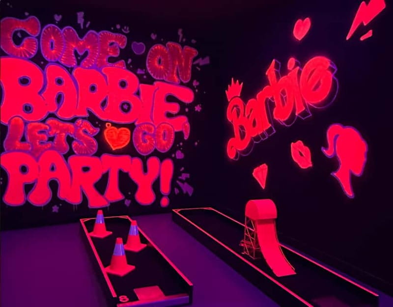 Seville: Indoor UV 18 hole Minigolf Experience - A family outing that can change plans