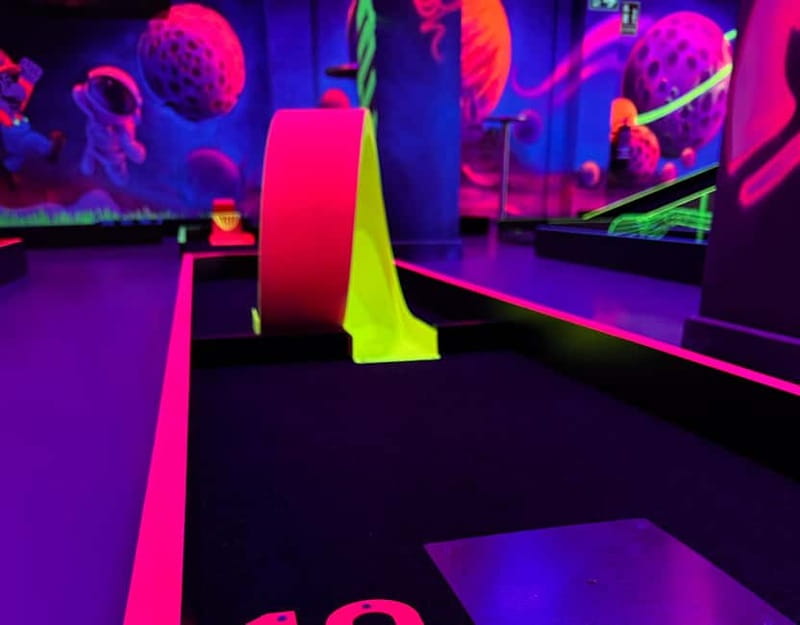 Seville: Indoor UV 18 hole Minigolf Experience - Accessibility and practical comfort