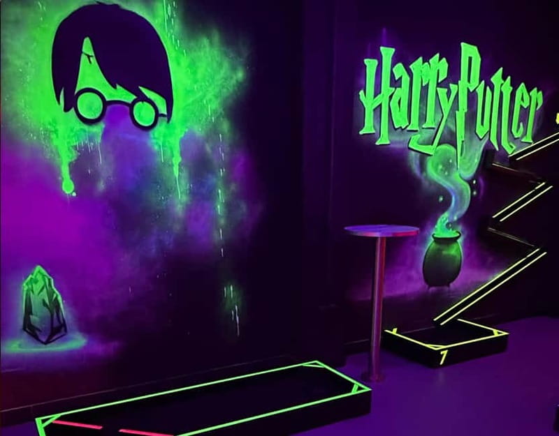 Seville: Indoor UV 18 hole Minigolf Experience - Eighteen holes under UV light