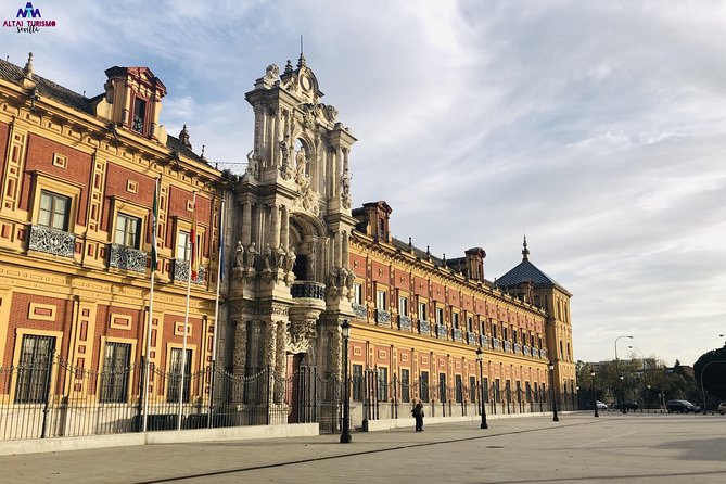 Seville Palaces: Dueñas Palace and Pilate House Tour - A carriage ride that puts Seville in context