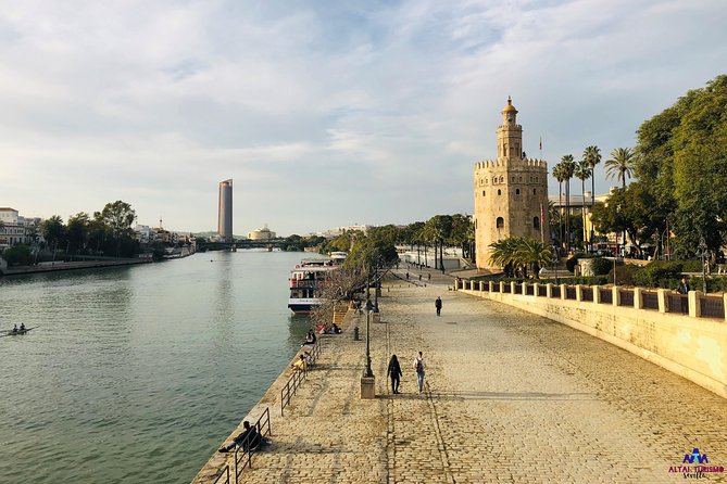 Seville Palaces: Dueñas Palace and Pilate House Tour - Who should book this experience