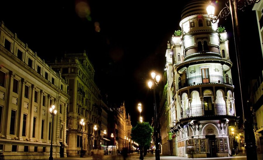 Seville: Paranormal Walking Tour in Spanish - Historical events beside paranormal stories