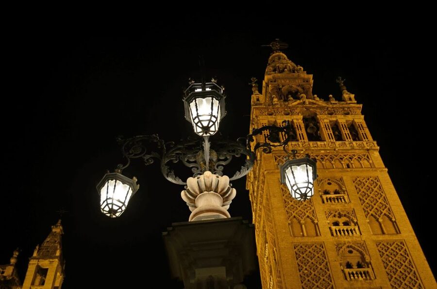 Seville: Paranormal Walking Tour in Spanish - Shared tour or private group?