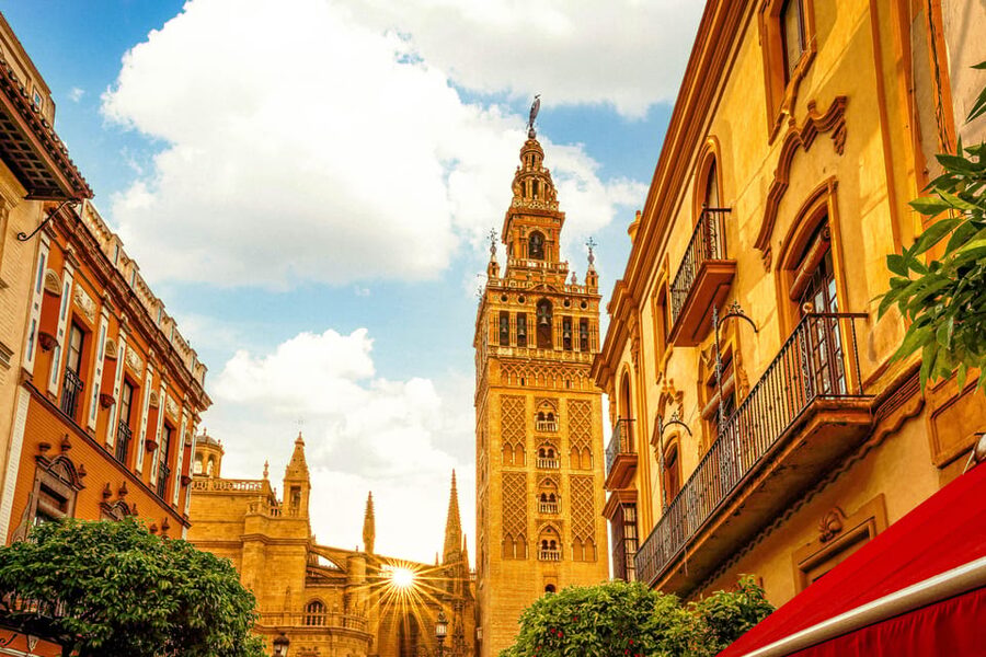 Seville: Priority Access Cathedral, Giralda & Alcázar Tour - Seville Cathedral: scale, chapels, and Columbus’s tomb