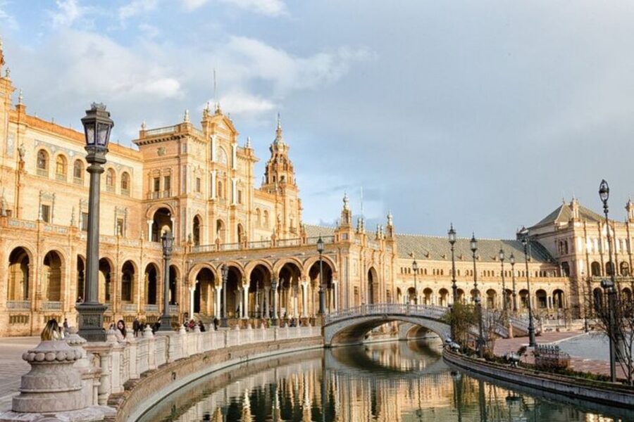 Seville: Private custom tour with a local guide - A private first look at Seville