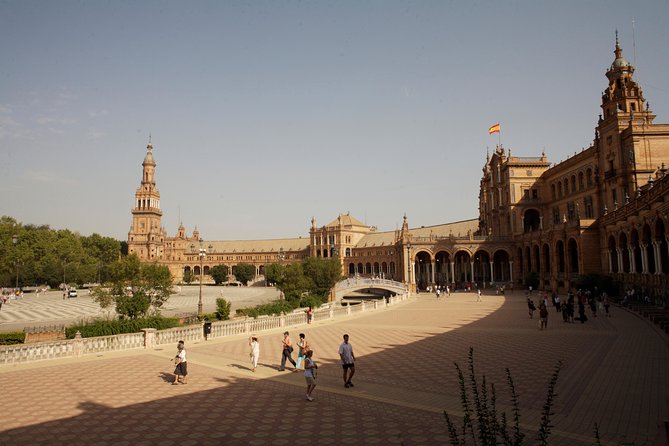 Seville Private Walking Tour with Alcazar & Cathedral Tickets - Tapas, three drinks, and a useful cultural break