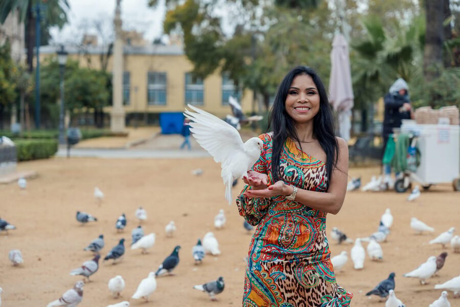 Seville: Professional Photoshoot at Plaza de España - Basic and VIP packages compared