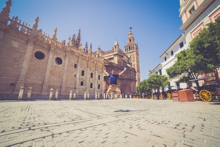 Seville: Professional photoshoot outside Cathedral & Giralda - Choosing between 15 minutes and 1.5 hours