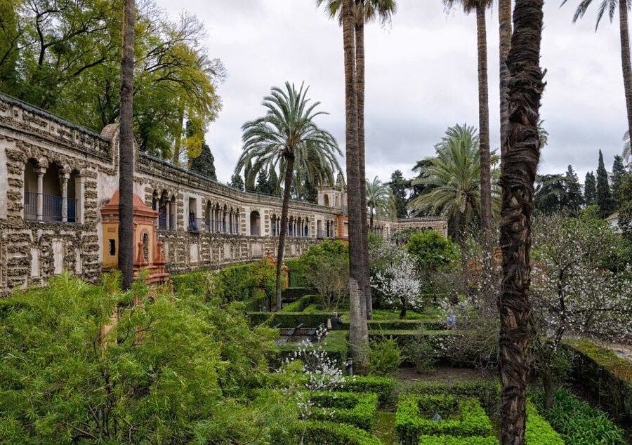 Seville: Real Alcazar of Seville Guided Tour and Ticket - Entering the oldest royal palace still in use in Europe