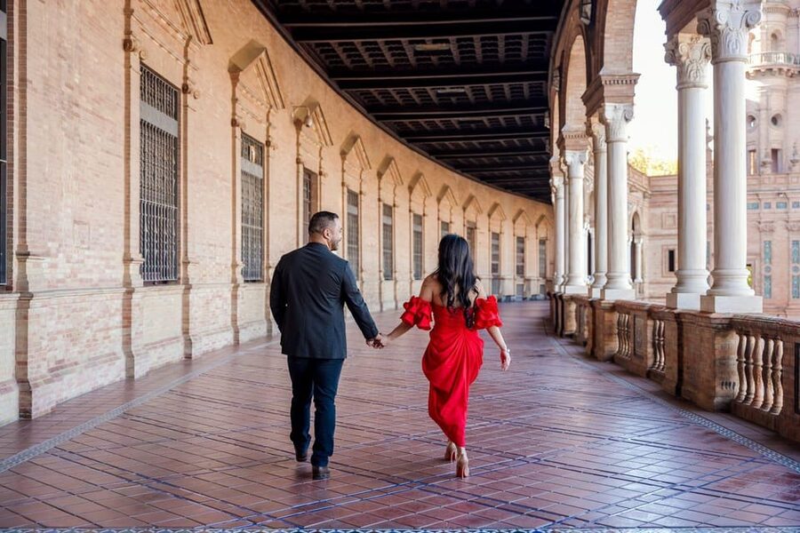 Seville: Romantic photoshoot for Couples - Finding Seville corners that work on camera