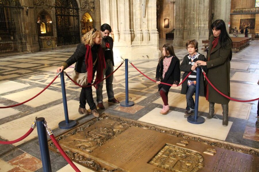 Seville: Royal Alcazar, Cathedral and Giralda Tower Tour - Seville Cathedral and the one-hour interior tour