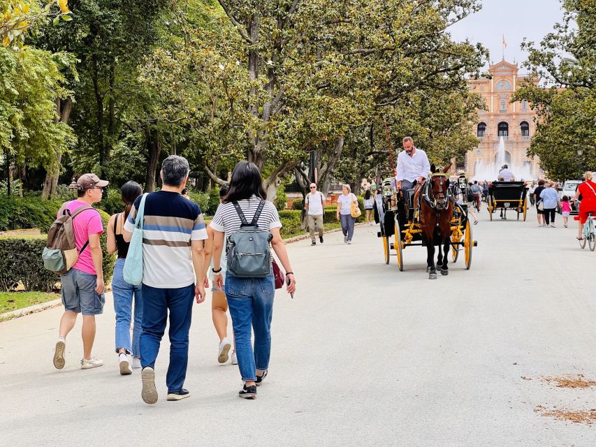 Seville: Royal Alcazar Guided Tour - Entering the Alcázar with fast-track access