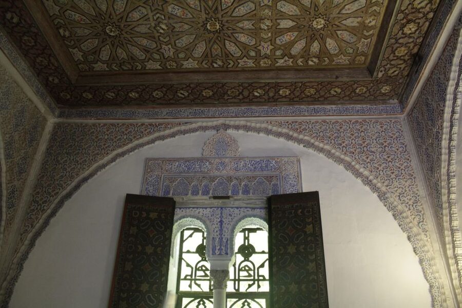 Seville: Royal Alcazar of Seville Tour - Language, group size, and access