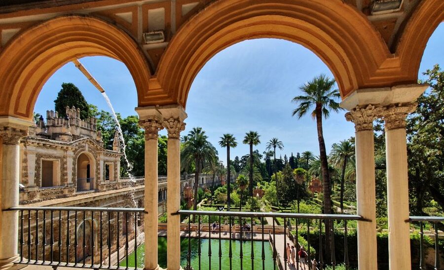 Seville: Royal Alcázar Skip-the-Line Tour by Local Experts - The guide makes the difference