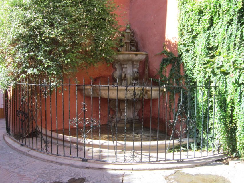 Seville: Santa Cruz Old Jewish Quarter Walking Tour - Why Santa Cruz works best with a guide