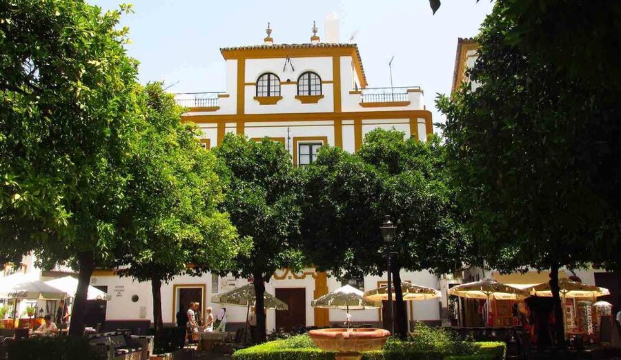 Seville: Santa Cruz Old Jewish Quarter Walking Tour - Into the narrow lanes of Santa Cruz