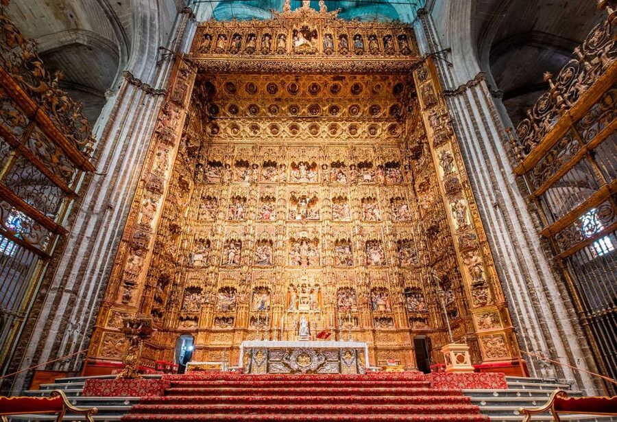 Seville: Small-Group Cathedral and Giralda Tour with Tickets - What the small group changes