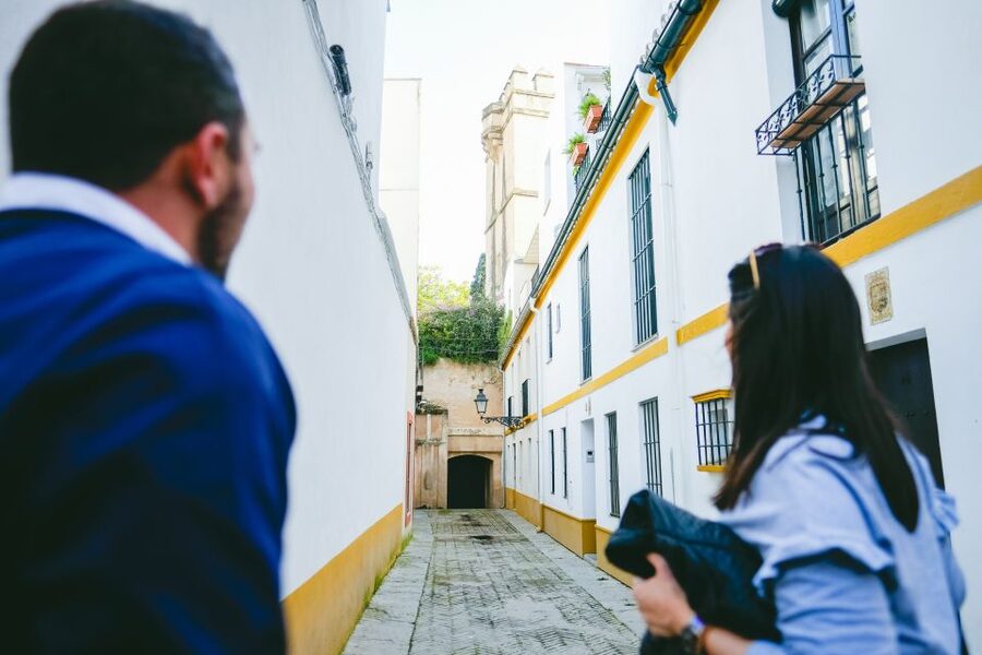 Seville: Small-Group Jewish Quarter Discovery Walking Tour - Santa Cruz Square and the former synagogue sites