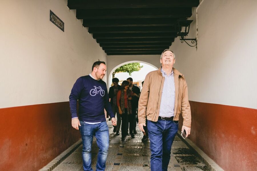 Seville: Small-Group Jewish Quarter Discovery Walking Tour - Guides who make the difference