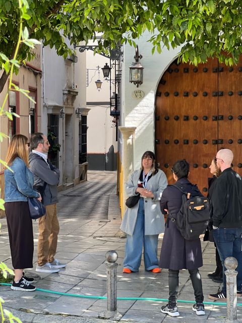 Seville: Small Group Jewish Quarter Tour with Tapas & Drinks - Plaza del Triunfo and the Alcázar’s outer walls