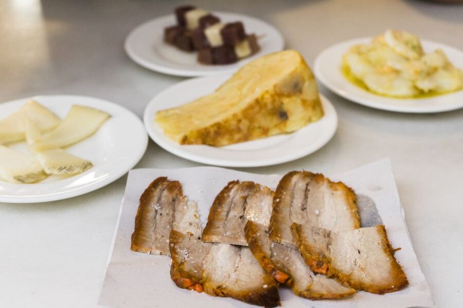 Seville: Tapas Crawl - Starting at Catalina Casa de Comidas in Plaza Padre Jerónimo de Córdoba