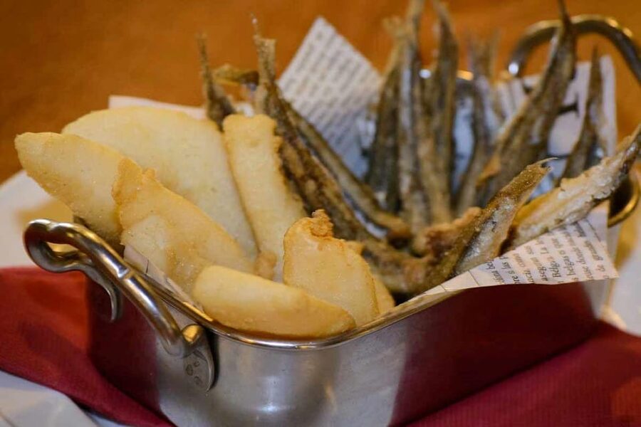 Seville: Tapas Dinner and Flamenco Show - Starting at Petit Comite in Arenal