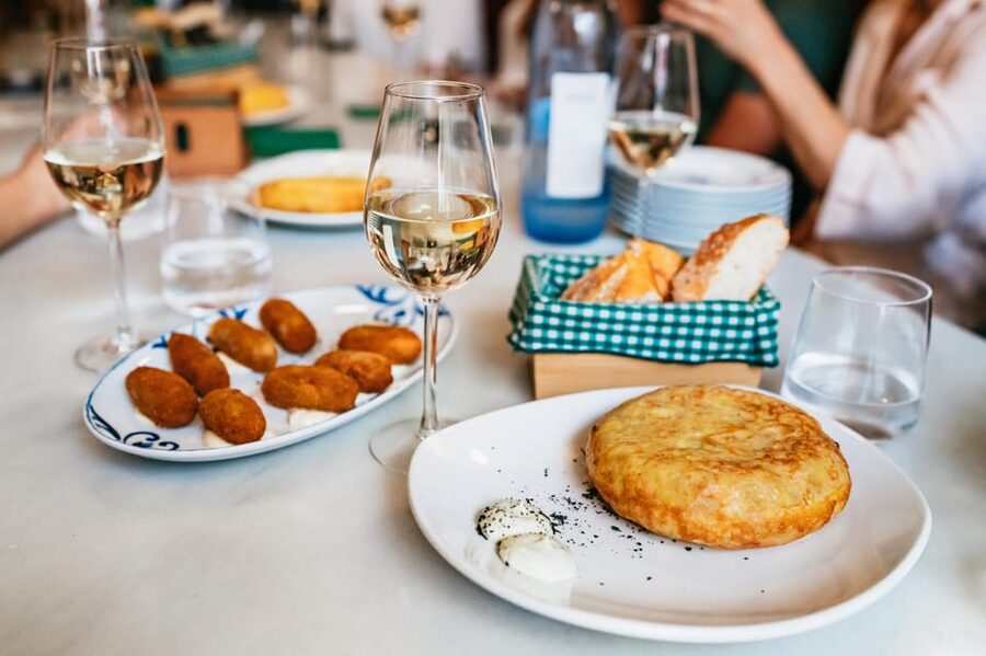 Seville: Tapas, Taverns and History Guided Walking Tour - The guide and group size matter