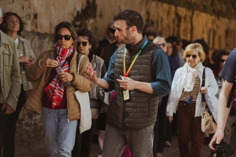 Seville: Tiny-Group Jewish Quarter Discovery Walking Tour - Why Santa Cruz rewards a guided walk