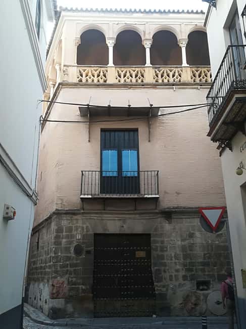 Seville: Tiny-Group Jewish Quarter Discovery Walking Tour - Patio de Banderas and the first sense of the quarter