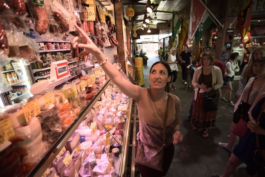 Seville: Triana Market Tour with Tastings - What the guides add to the food