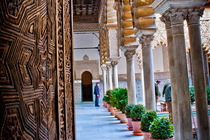 The Best of Seville in One Day — Yes, It’s Possible! - Santa Cruz, where the city gets smaller and quieter