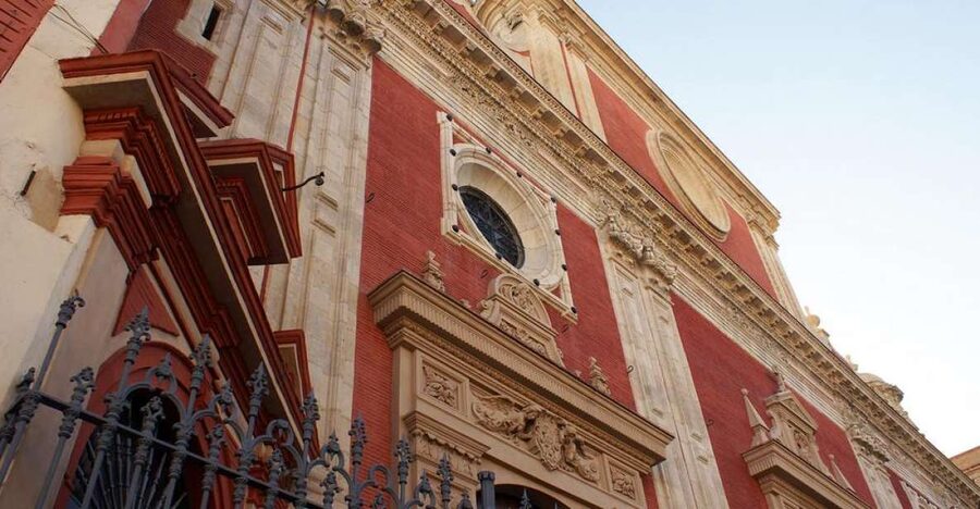 The Cultures of Seville Walking Tour - Walking into Santa Cruz and its narrow lanes