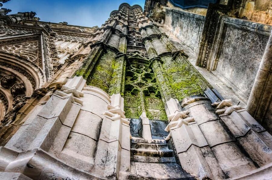 Tour Sevilla de las 3 Culturas - Patio de Banderas and the Alcazar gateway
