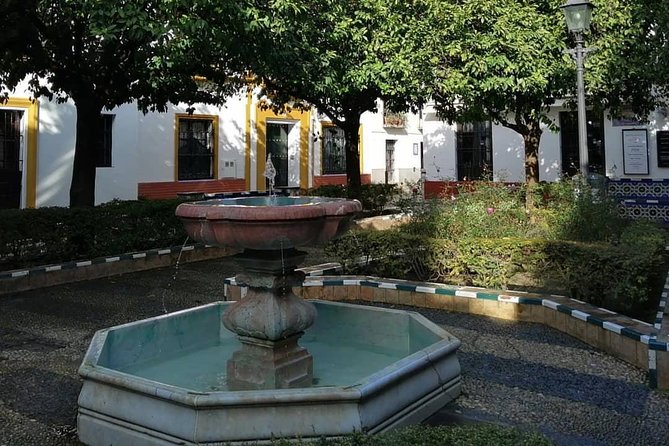 Tour Seville Complete and Jewish Quarter Santa Cruz - Columbus, trade, and the city’s public symbols
