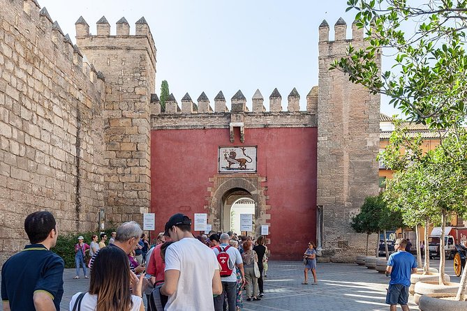 Walking tour through the monumental and historical area of Seville - Plaza de España deserves the longest stop