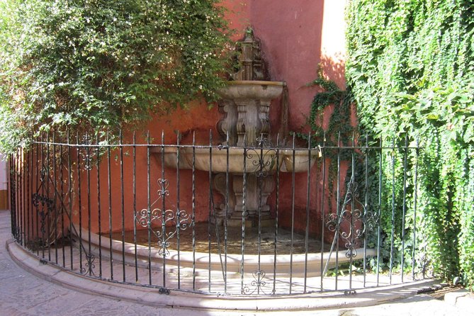 Walking tour through the old Jewish quarter of Santa Cruz. - Why the group limit matters